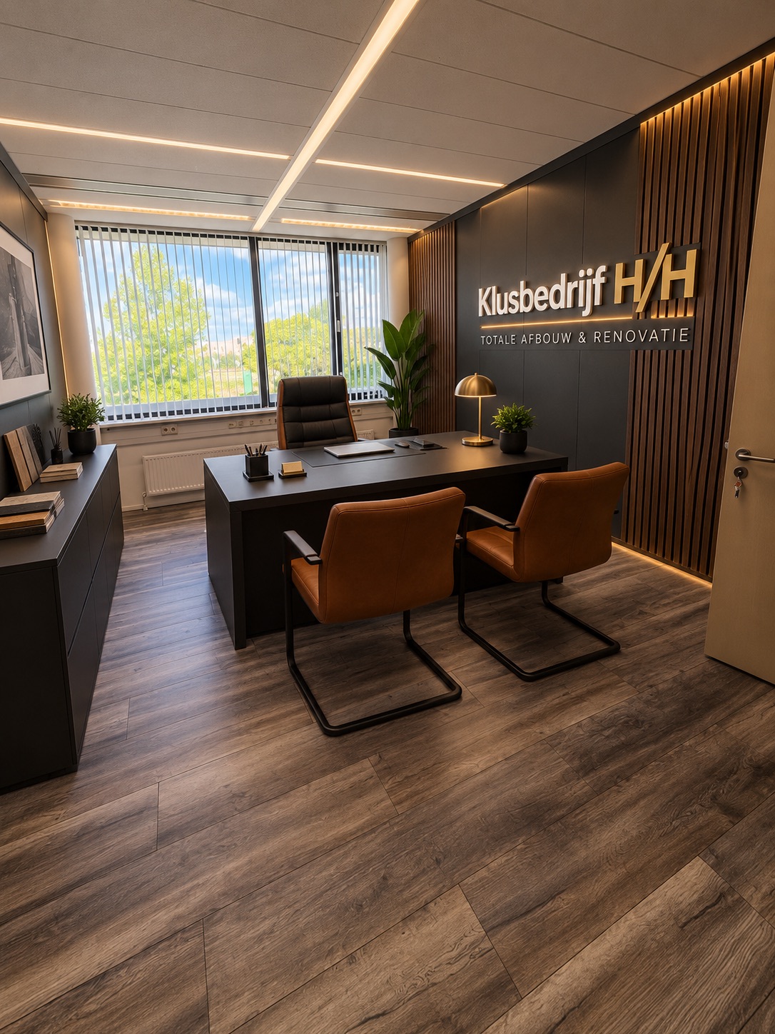 Kantoor van Klusbedrijf H&H met het logo op de lamellenwand